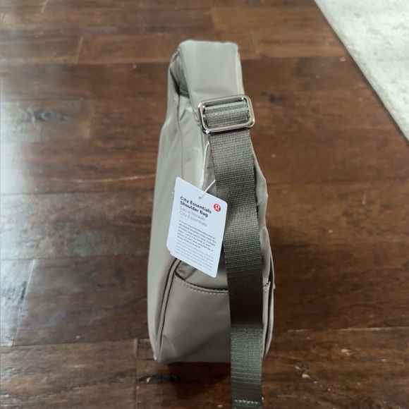 Lululemon City Essentials Shoulder Bag
4L Warm Ash Grey / Silver-NWT - Picture 9 of 12